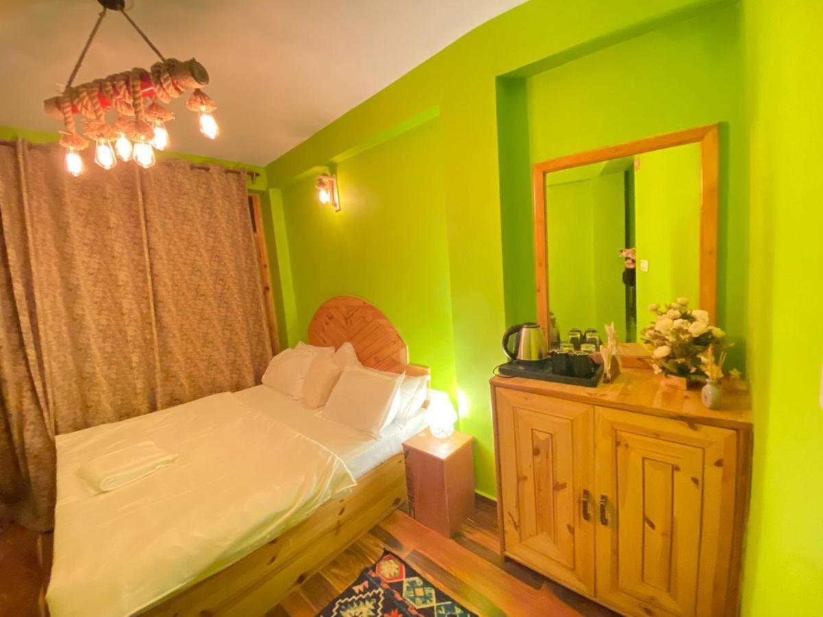 Attic Monkey Cafe & Rooms Manāli Eksteriør bilde